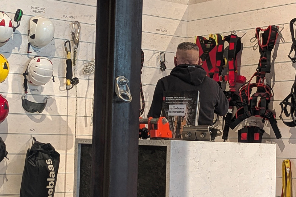 INSTALLAZIONE DI SISTEMI ANTICADUTA E USO DEI DPI DI 3° CATEGORIA